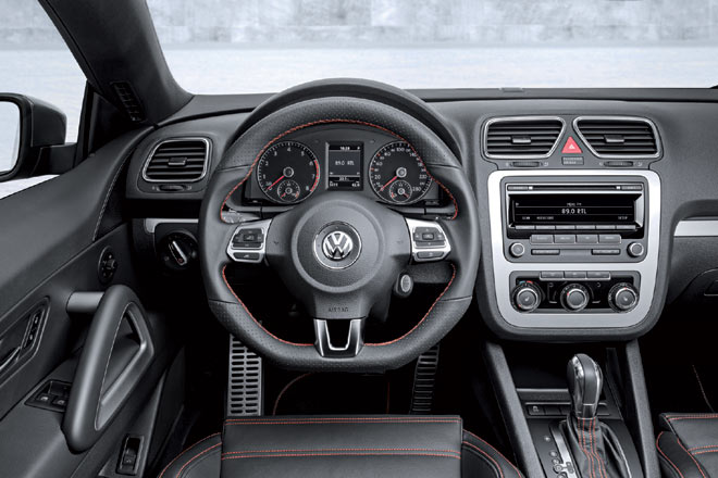 Im Interieur gibt es Ledersitze und orangefarbene Kontrastnhte. Navigation und Klimaautomatik lsst sich VW wie vieles andere extra bezahlen