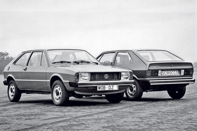 Debt feierte der Scirocco I bereits 1974. Die Autos damals waren nach heutigen Mastben mehr als karg, die Bilder ehrlich ohne computergenerierten Schnickschnack