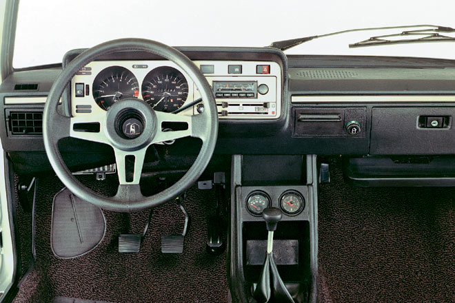 Technisch basierte der Scirocco I auf dem Golf I, von dem er auch das Layout des Armaturenbretts bernimmt