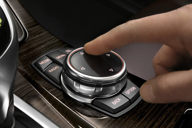 Gruß von Audi: Auf dem iDrive-Controller lassen sich nun optional mit dem Finger Buchstaben eingeben