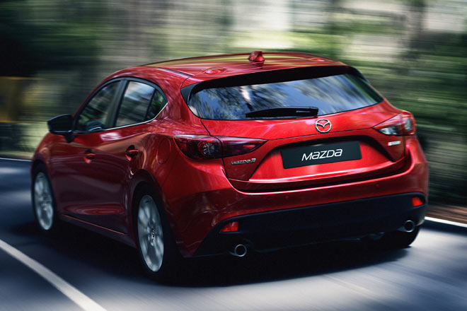 Auch aus dieser Perspektive wirkt der neue Mazda3 angenehm. Die Heckscheibe ist bndiger eingepasst als bisher, die Rckleuchten sehen nicht mehr nach Baumarkt aus, und »