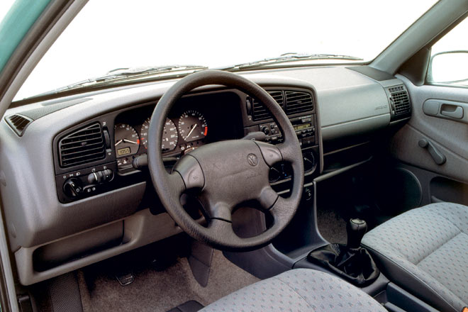 Das Cockpit entspricht ungefhr jenem des Golf III