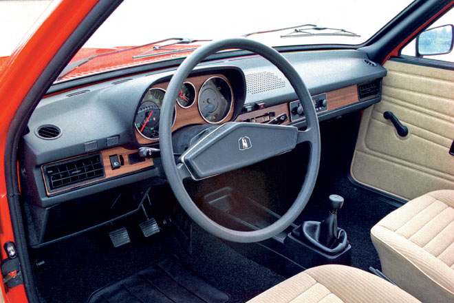 Dies gilt auch fr das spartanische Interieur mit Holz-Look und Zweispeichen-Lenkrad