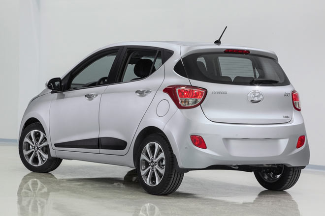 Die Heckleuchten wirken etwas unentschlossen, der Tankdeckel ist jetzt rund. Zwei Kennzeichen-Leuchten sind in dieser Klasse kein Standard