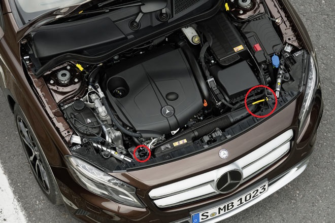 Das kann Dacia besser: Auch am GLA muss man die Motorhaube manuell mit einem Stab aufstellen, den Mercedes frs Foto aber hat liegen lassen. Das Leistungsspektrum reicht zunchst von 136 bis 211 PS
