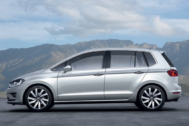 Die Länge wächst deutlich um 13 Zentimeter auf 4,33 Meter, der Radstand parallel dazu um knapp elf Zentimeter auf 2,685 Meter. Die Höhe reduziert sich etwas, die Dachreling entfällt