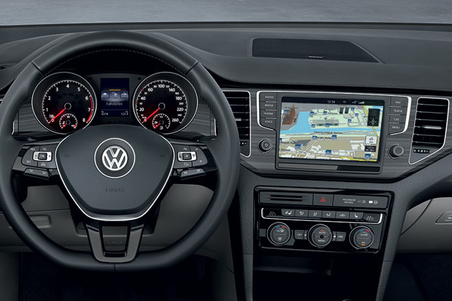 Instrumentierung und Bedienung entsprechen dem bekannten Golf-Standard, ebenso das überfrachtete Lenkrad