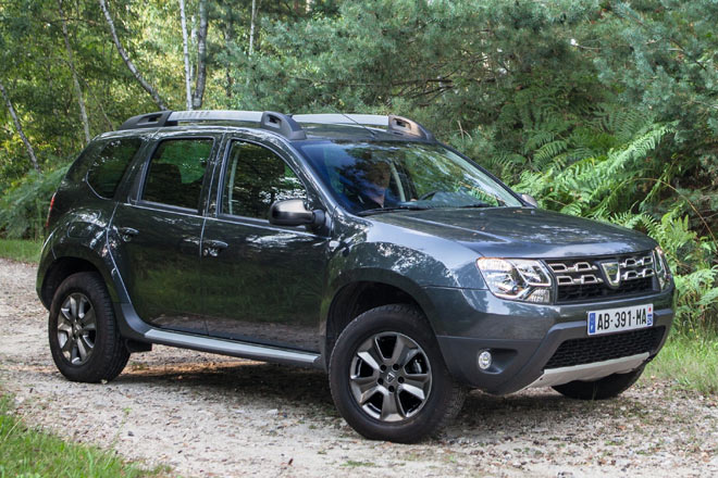 Dunkle 16-Zoll-Aluräder und eine Dachreling mit Aufschrift und gelochten Stützen sind weitere Merkmale