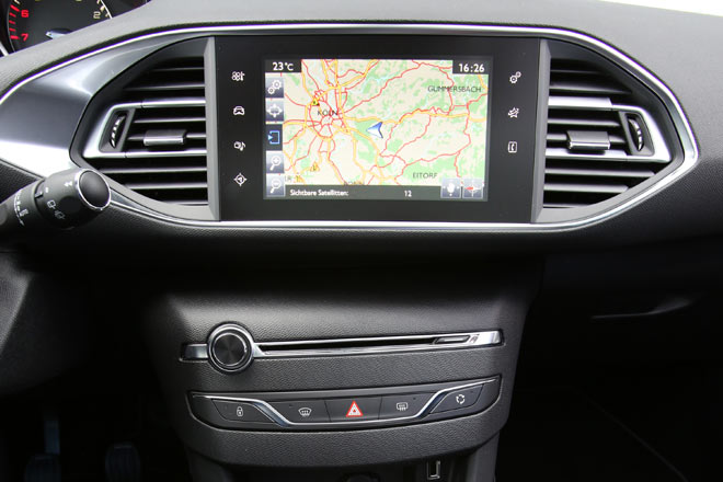 Der iPad-groe Monitor gefllt und wird sicher knftig bei vielen Autos hnlich zu sehen sein. Insgesamt aber ist das Konzept noch nicht frei von Kinderkrankheiten, ganz so wie einst das iDrive von BMW