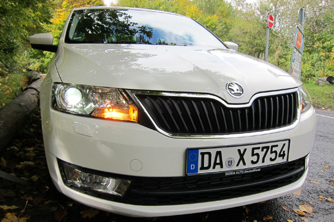 Weil Škoda leistungsreduzierte Xenon-Brenner verwendet, kann auf die sonst obligatorische automatische Leuchtweitenregulierung verzichtet werden. Ergebnis: Xenon kostet nur 480 oder 600 Euro, je nach Variante