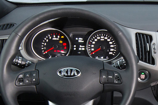 ... die neu gestalteten Rundinstrumente mit zentralem Display