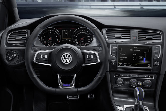 Das Interieur entspricht ebenfalls ungefhr einem blauen GTI-Ambiente. Das Radio oder Navi (im Bild das optionale, groe) bietet etliche spezifische Sonderfunktionen