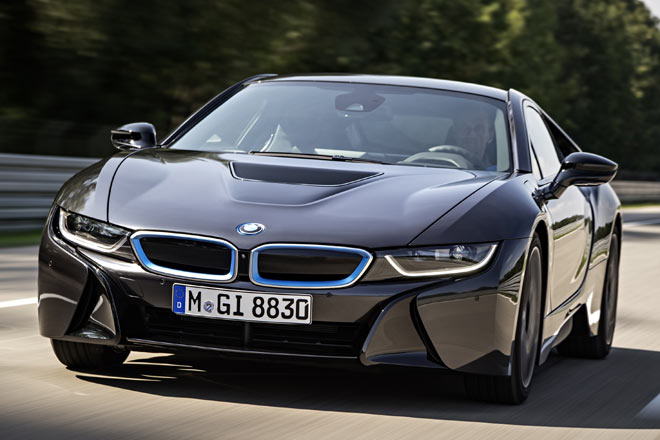 Im Juni 2014 rollen die ersten BMW i8 zu den Kunden, die Produktion startet im April in Leipzig. Der Sportwagen wird von einem Dreizylinder-Turbo und einem Elektromotor mit zusammen 362 PS Leistung angetrieben
