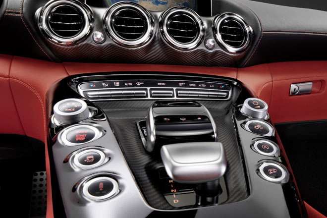 Die acht Tasten bzw. Drehregler nennt Mercedes allen Ernstes »AMG DRIVE UNIT«, ihre Anordnung soll das V8 des Motors aufnehmen. Derzeit sind Erlknige des AMG GT unterwegs, die <a href='show.htm?id=10944'>wir hier zeigen</a>