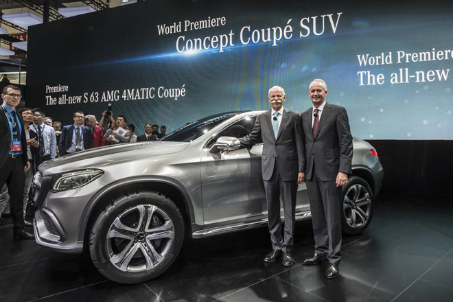 Daimler-Chef Dieter Zetsche (l.) fabuliert, der Wagen sei kein weiteres SUV-Crossover, sondern ein Coup, dem man die hauseigene Offroad-Expertise hinzugefgt habe