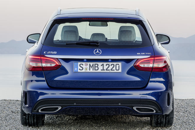 Die integrierten Endrohre tragen nur die strkeren Benziner und die Hybrid-Modelle. Primitiv: Die Blinker sind tatschlich noch als Glhlampe ausgefhrt