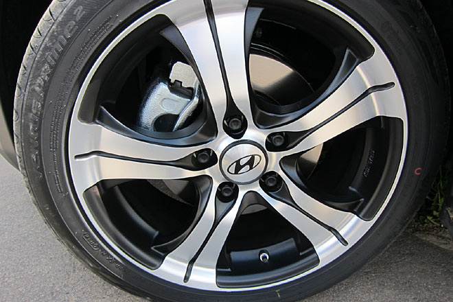 Die 17-Zoll-Rder in Bicolor-Optik mit angenehm breiten 225er-Pneus gehren zum Crossline-Paket