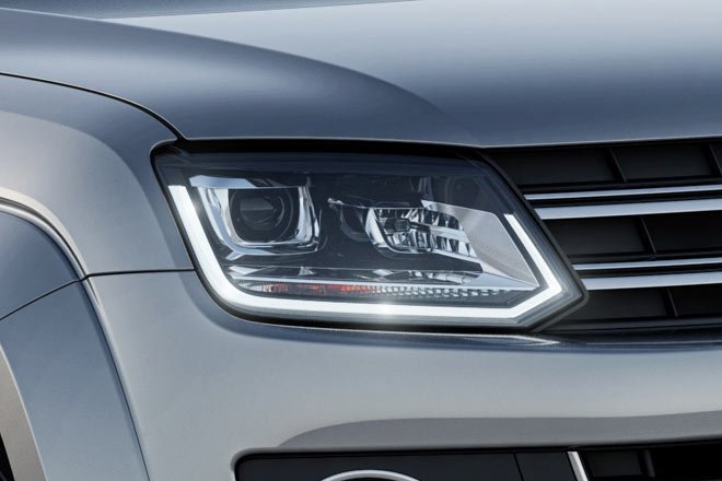 ... LED-Tagfahrlicht, das VW schn homogen umgesetzt hat. Der neue Scheinwerfer mit nun unten statt oben innen liegendem Blinker ist jetzt auch fr alle anderen Amarok-Varianten erhltlich