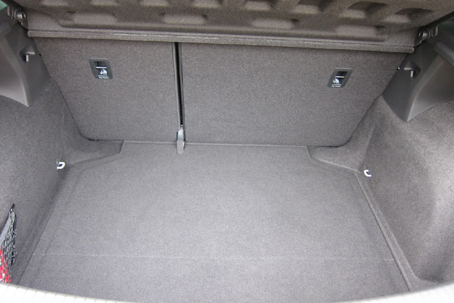 Beim Kofferraum hat Seat gespart: Doppelter Ladeboden oder Durchladefunktion gibt es nicht, ebenso eine Mittelarmlehne im Fond