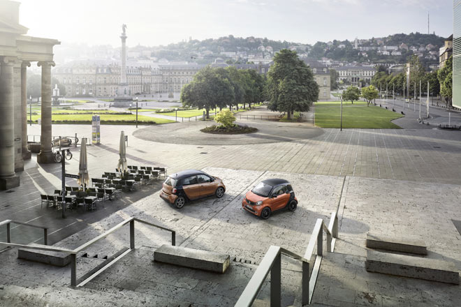 Zurck nach Stuttgart, wo der neue Forfour zeitgleich mit dem Forwto ins Bild darf. Botschaft: Der Forfour ist kein eigenes Modell mehr, sondern die fnftrige, verlngerte Variante des Fortwo