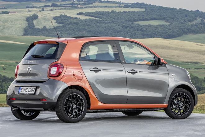 ... in der Heckschrze statt -klappe sitzende Nummernschild. Der Forfour darf das Logo auch hinten tragen, nicht aber einen Forfour-Schriftzug. Hinten gibt es nur Ausstellfenster