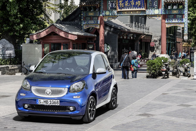 ... China. Genaue Bilder gibt es nicht, aber das Glasdach scheint dem Fortwo erhalten geblieben zu sein