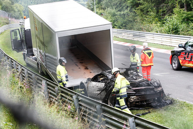 Der Testwagen wird abtransportiert. Nach der Ursachenforschung bleibt nur die Verschrottung