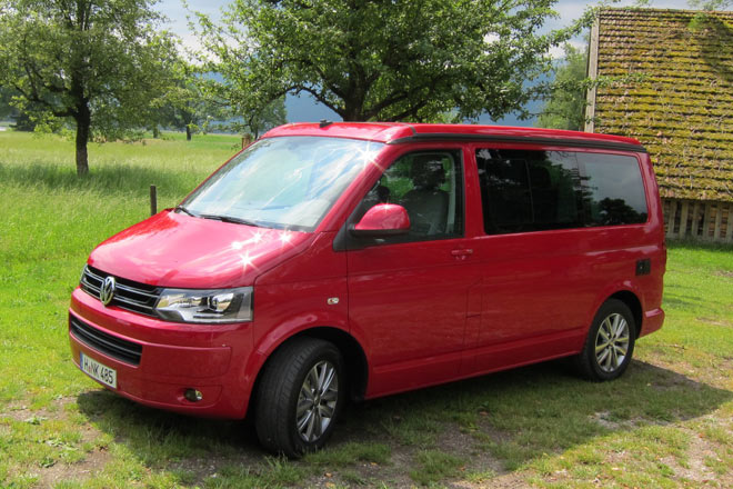 Neuerungen gibts beim VW T5 nicht zu berichten, auer der erstmals ernsthaften Konkurrenz in Form der neuen Mercedes V-Klasse. Grund genug fr VW, zur Bulli-Ausfahrt zu laden