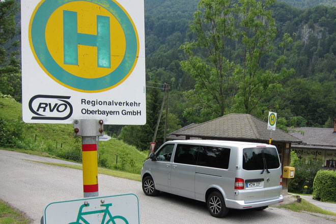 Den Bus gibt es in unzhligen Varianten, lang und kurz, niedrig und hoch, als Kastenwagen, Multivan, Business-Express oder auch als Caravelle fr den Personentransport, hier mit langem Radstand, »