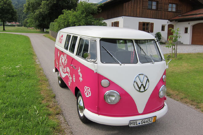 Zum Bulli-Erlebnis gehrt auch die Tour im T1. Der ist farbenfroh restauriert und fhrt besser als erwartet. Menschen jeden Alters verdreht der T1 die Kpfe, dem Fahrer zaubert er ein Lcheln auf die Lippen