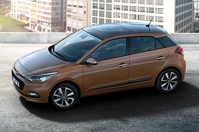 Die seitlichen Sicken entfallen, das LED-Tagfahrlicht wandert in die Hauptscheinwerfer, ein zu ffnendes Panorama-Glasdach ist neu bei den Optionen