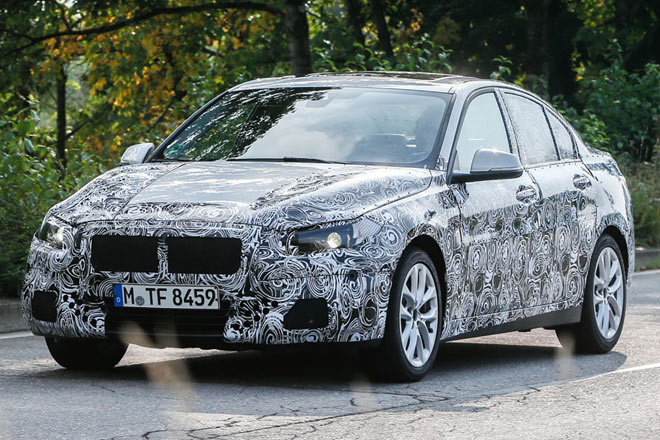 Wie die beiden Mitbewerber Audi A3 und Mercedes CLA kommt das Stufenheck-Modell mit Frontantrieb. Basis ist die »UKL«-Plattform, auf der auch der neue Mini, der 2er Active Tourer und der kommende X1 stehen