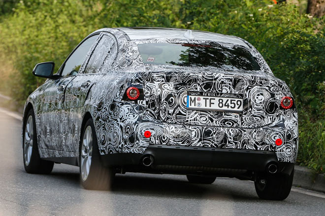 Das Serienmodell drfte im bekannten Marken-Look frhestens Ende 2015 starten. Bis dahin wird der aktuelle 1er auf der Heckantriebs-Plattform noch einmal aufgewertet