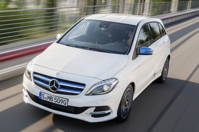 Erstmals liefert Mercedes auch die vollelektrische Version der B-Klasse. Sie gibt sich ganz wie den Mitbewerbern an blauen Akzenten (Khlergrill-Lamellen, Auenspiegel) zu erkennen