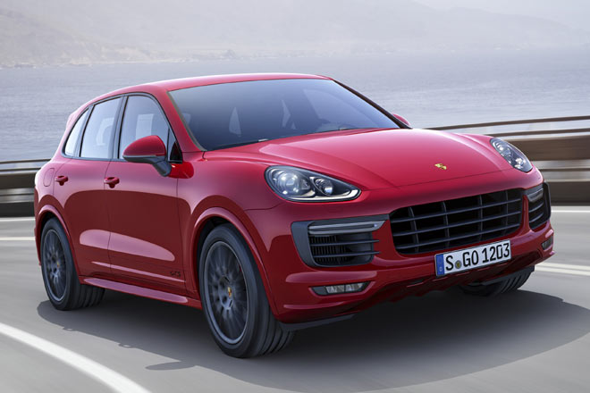 Porsche erweitert die jngst aufgefrischte Cayenne-Baureihe jetzt wieder um den GTS. Kennezichen sind die Front des Cayenne Turbo sowie in Wagenfarbe lackierte Radlufe und Seitenschweller