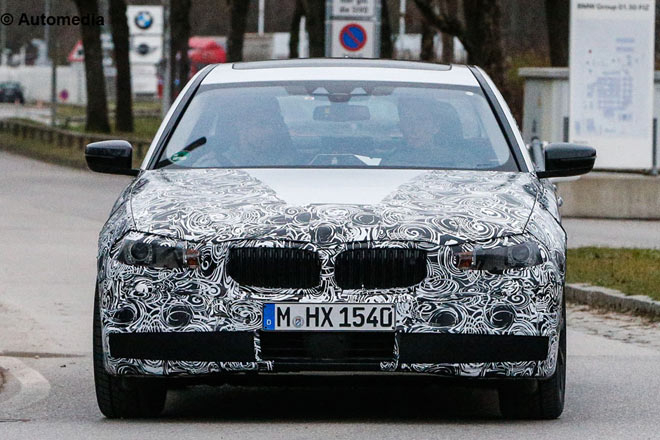 Erstmals testet BMW den künftigen 5er unter der echten neuen Karosserie. Diese steht demnach offenbar nicht im Zeichen großer Design-Sprünge