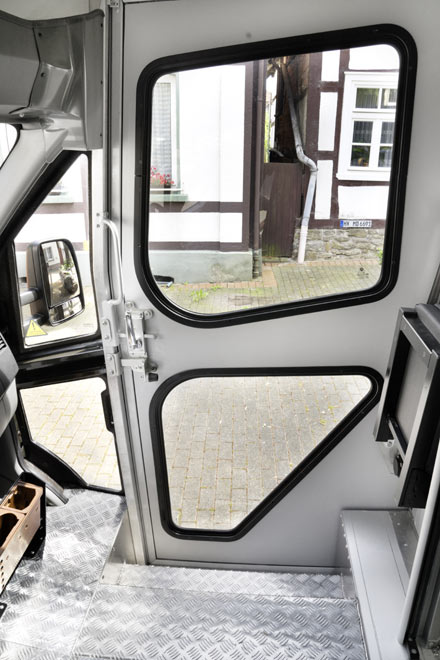 Beispiel fr mehr Sicherheit ist der grere Scheibenanteil (Plastik, nicht Glas) in der Schiebetre, durch den sich Fugnger besser erkennen lassen