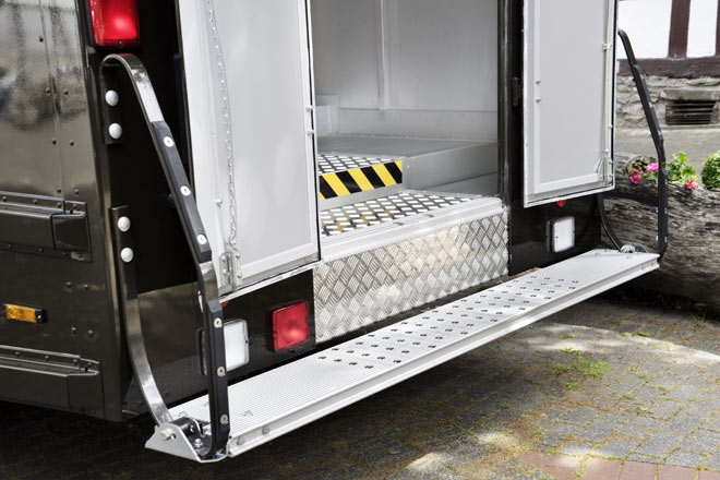 Der Aufbau und seine Anbauteile wirken weiter rustikal. Tatschlich steckt viel Kunst darin, denn der deutlich ber 20 Kubikmeter groe Kasten ist 200 Kilogramm leichter als bisher