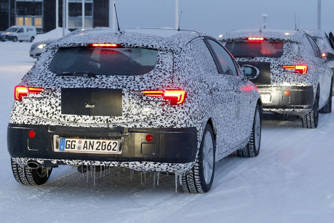 Auch das Bremslicht ist gut und separat integriert, die wohl wieder doppelt vorhandenen Rckfahrleuchten liegen in den langen inneren Spitzen