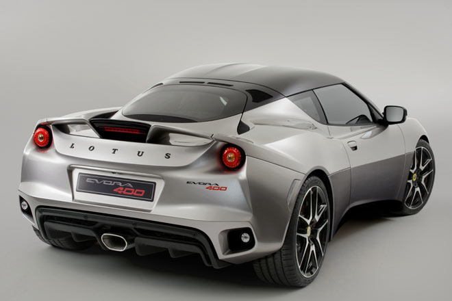 Damit rennt der kleine Brite in 4,2 Sekunden auf Tempo 100 und schafft die 300-km/h-Marke