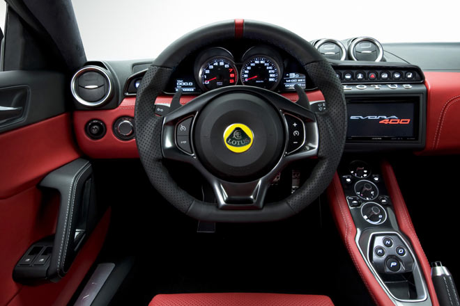 Sportlicher Look im Cockpit, wenn auch Schalter und Displays einfach bis billig wirken. Statt der Automatik mit ihren vier Tasten lsst sich der Evora 400 auch als Handschalter ordern