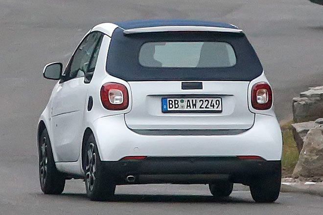 Daimler macht sich kaum Mhe, das neue Smart Cabrio noch zu verschleiern. In Stuttgart konnte unser Fotograf den offenen Zweisitzer nahezu serienreif ablichten