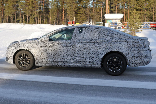 Klassisches Layout mit flachem Heck, geradem T�rabschluss hinten und nicht stehenden Au�enspiegeln