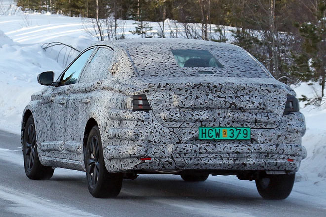 Die dritte Bremsleuchte sitzt in der Scheibe, das Kennzeichen in einem &raquo;schmollenden&laquo; Einsatz der Sch�rze. Die W�lste dienen nur der Tranung