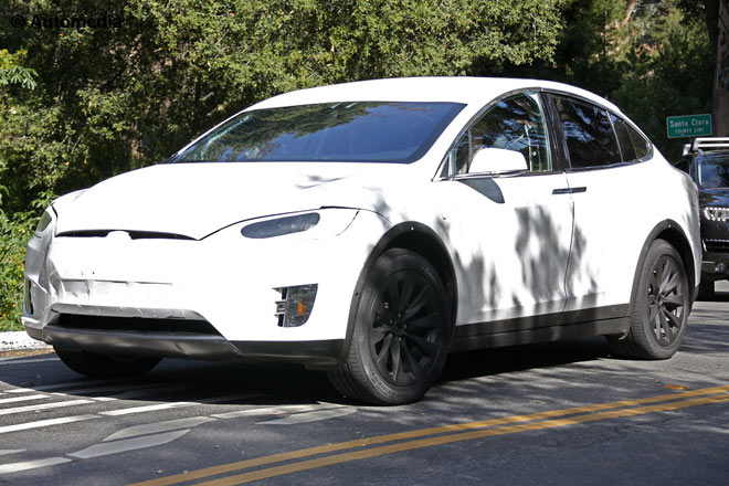 Er kommt mit Verspätung, aber er kommt: Tesla ist mit nur noch schwach getarnten Prototypen des Model X in Kalifornien unterwegs