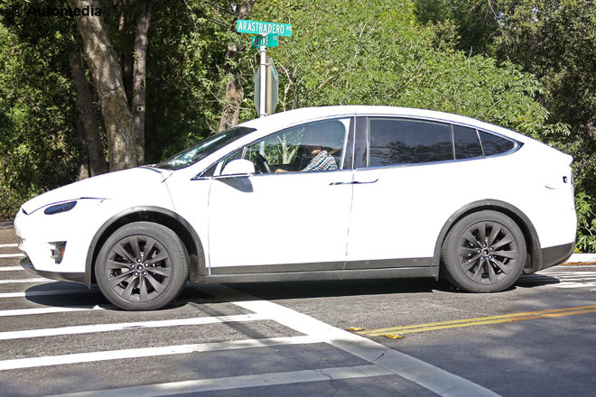 Groß, bullig, flach: Der Wagen erinnert etwas an den BMW 5er GT, ist aber stärker auf SUV getrimmt