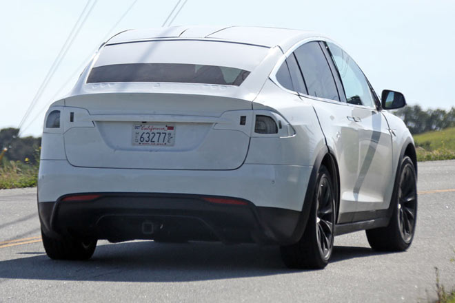 Hinten verbaut Tesla Flügeltüren (&raquo;falcon doors&laquo;). Aus Rechtsgründen können wir leider keine Fotos der Vorläufer-Studie zeigen, die das veranschaulichen