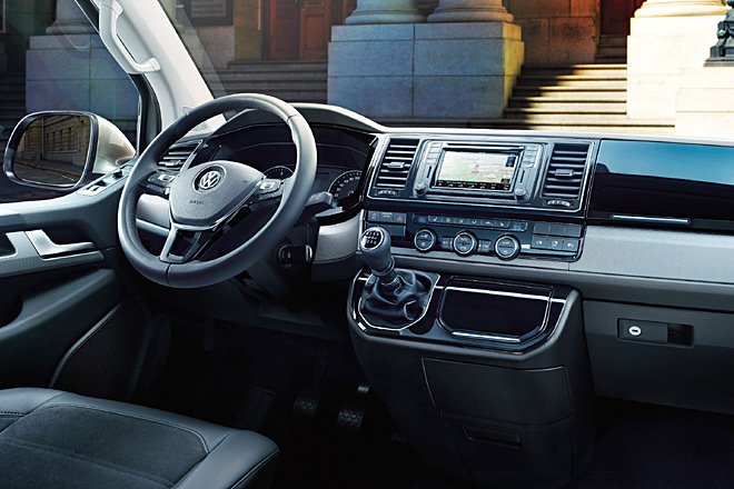 Auch das neue Interieur setzt auf Breitenwirkung und mehr Wertigkeit. Es gibt neue Lenkrder und die Klimabedieneinheit aus den Pkw, bessere Sitze, mehr Ablagen und vor allem endlich moderne Radios und Navis