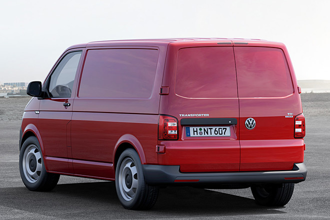 Sparzwang: Jedenfalls bei den Flgeltren behlt der Bulli die angeschrgten Fenster bei. Auch die Nutzfahrzeug-Varianten bekommen neue Leuchten. Wie bisher sind sie einfacher als bei Multivan & Co.