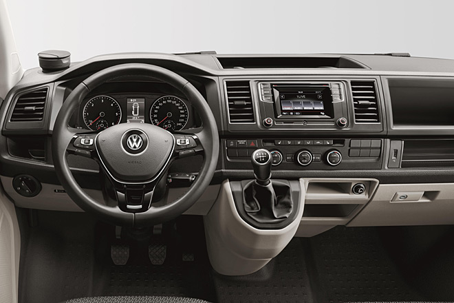 Im Innenraum bekommt auch der Transporter das neue Layout in leicht abgespeckter Version